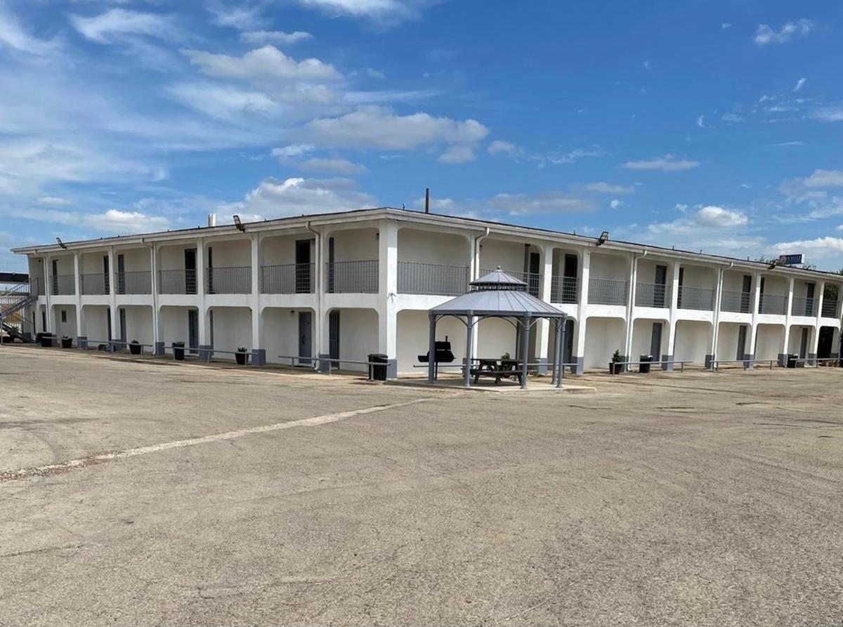 Dilley Executive Inn Exterior photo